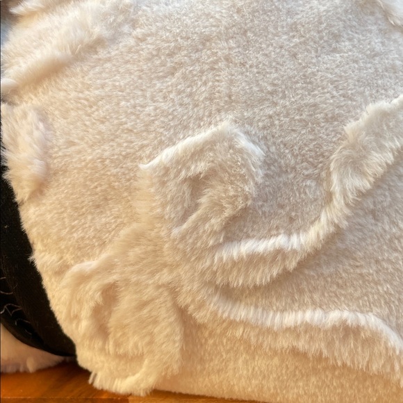 🎀Rachel Zoe Cream Plush Luxurious Faux Fur Pillow Duo with Bow Pattern 🎀 - Picture 11 of 16